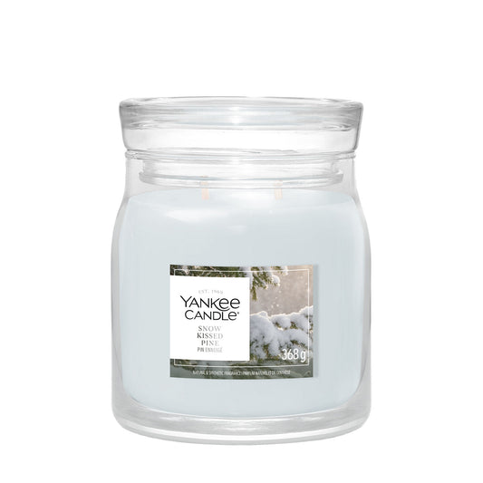 SNOW KISSED PINE- Yankee Candle- Giara Media - signature - NATALE