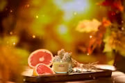 GLISTENING LEAVES- Yankee Candle - FANTASTICAL FALL - Candela Votive in Vetro