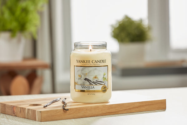 Yankee Candle Candela Profumata In Giara Piccola, Vanilla, ‎5.8 x 5.8 x 8.6  Cm : : Casa e cucina